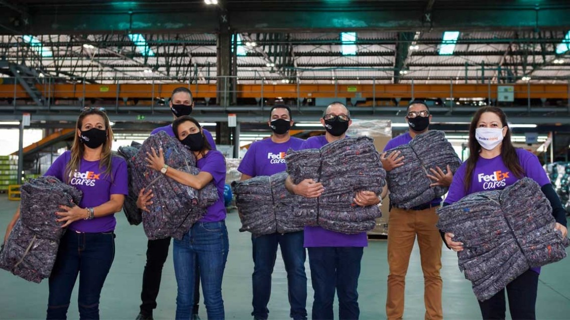 FedEx transforma uniformes em brinquedos para doação
