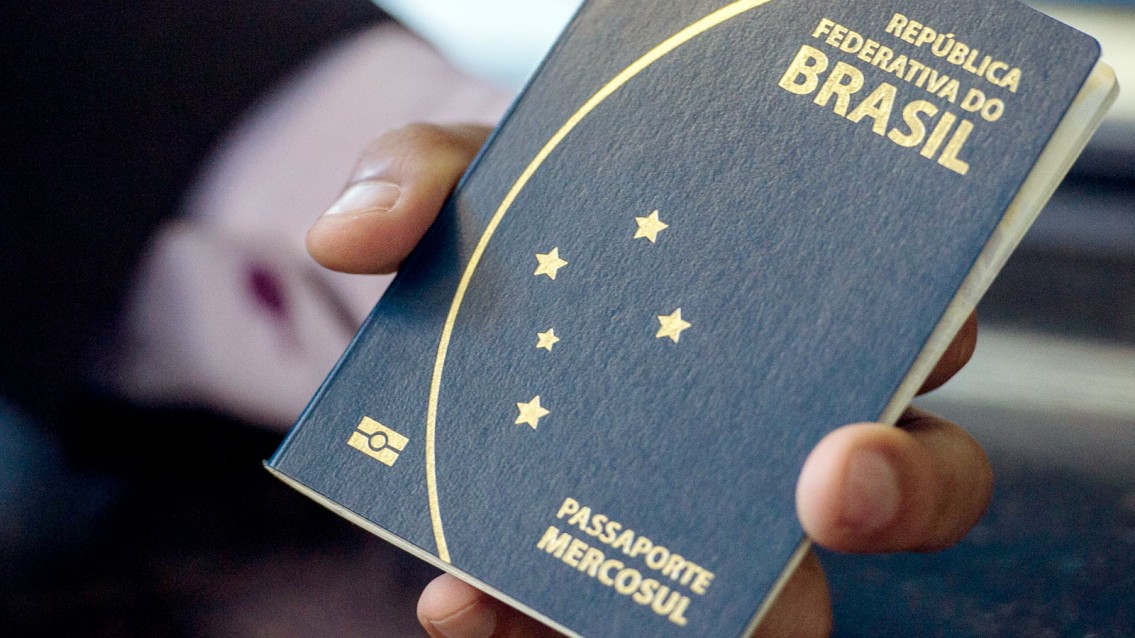 Passaportes continuam suspensos no Brasil