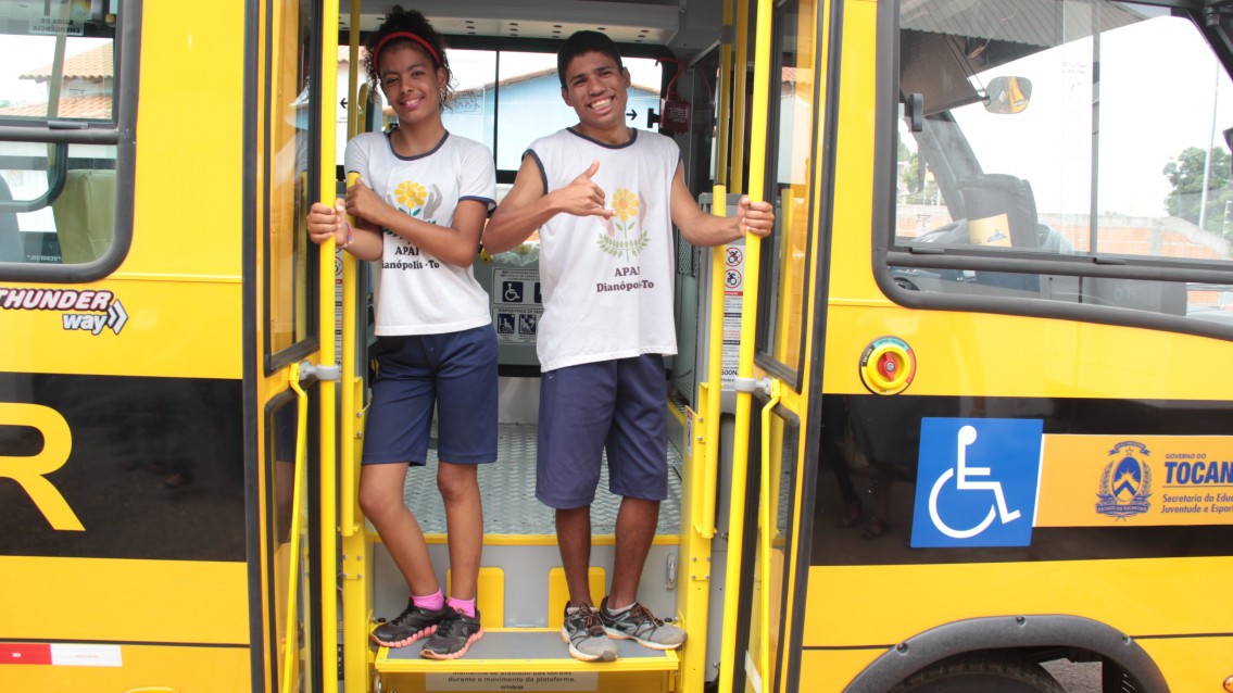 Apaes de Taguatinga e Dianópolis recebem ônibus adaptados