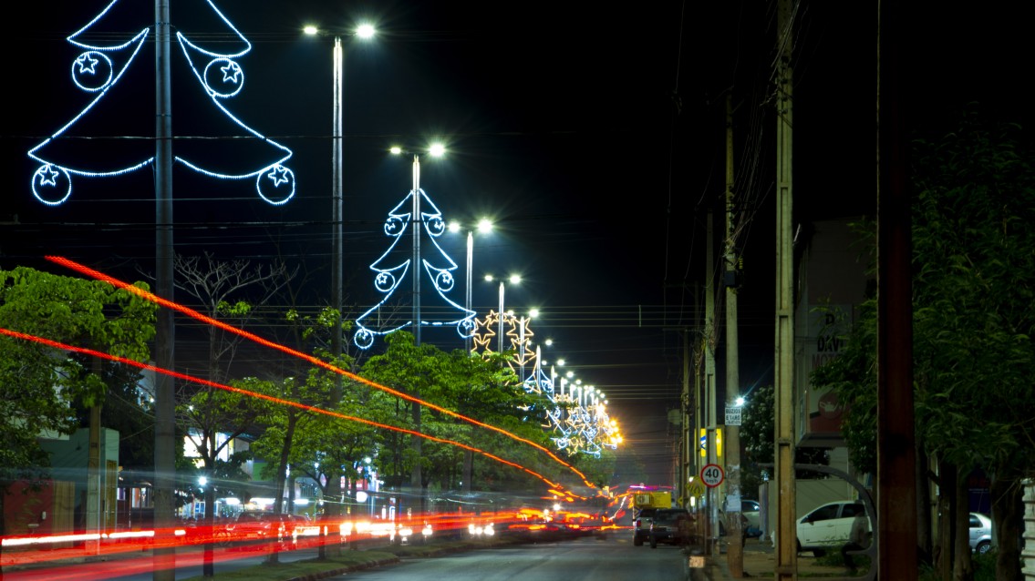 Luzes de Natal são acesas na Avenida Tocantins, Aurenys e em Taquaruçu
