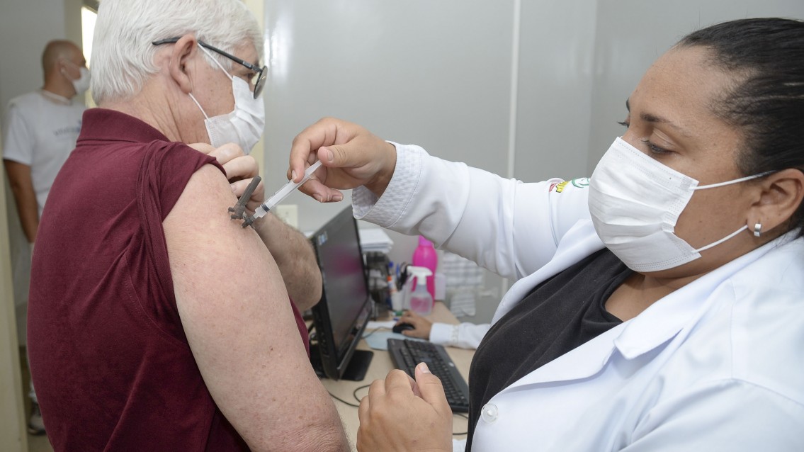 Semus faz força-tarefa para vacinar profissionais da saúde e idosos