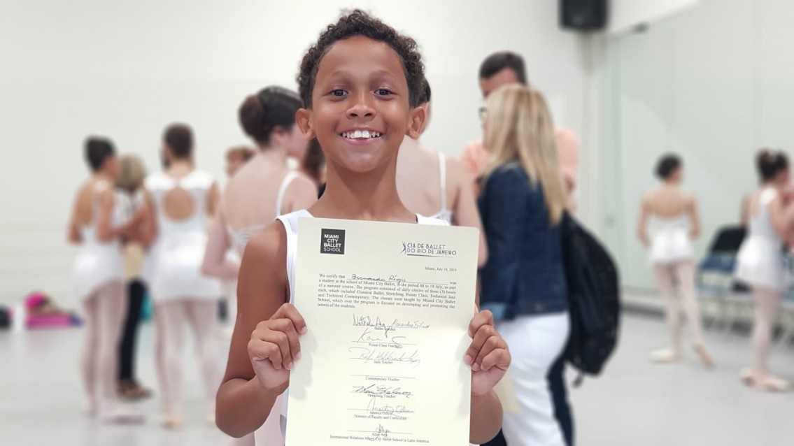 Mini bailarino é diplomado em balé nos EUA